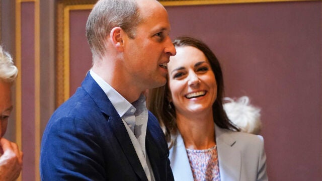 Los duques de Cambridge observan su primer retrato oficial