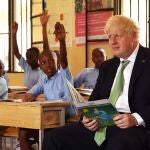 El primer ministro, Boris Johnson, atiende a una clase durante su visita a Kigali, Ruanda