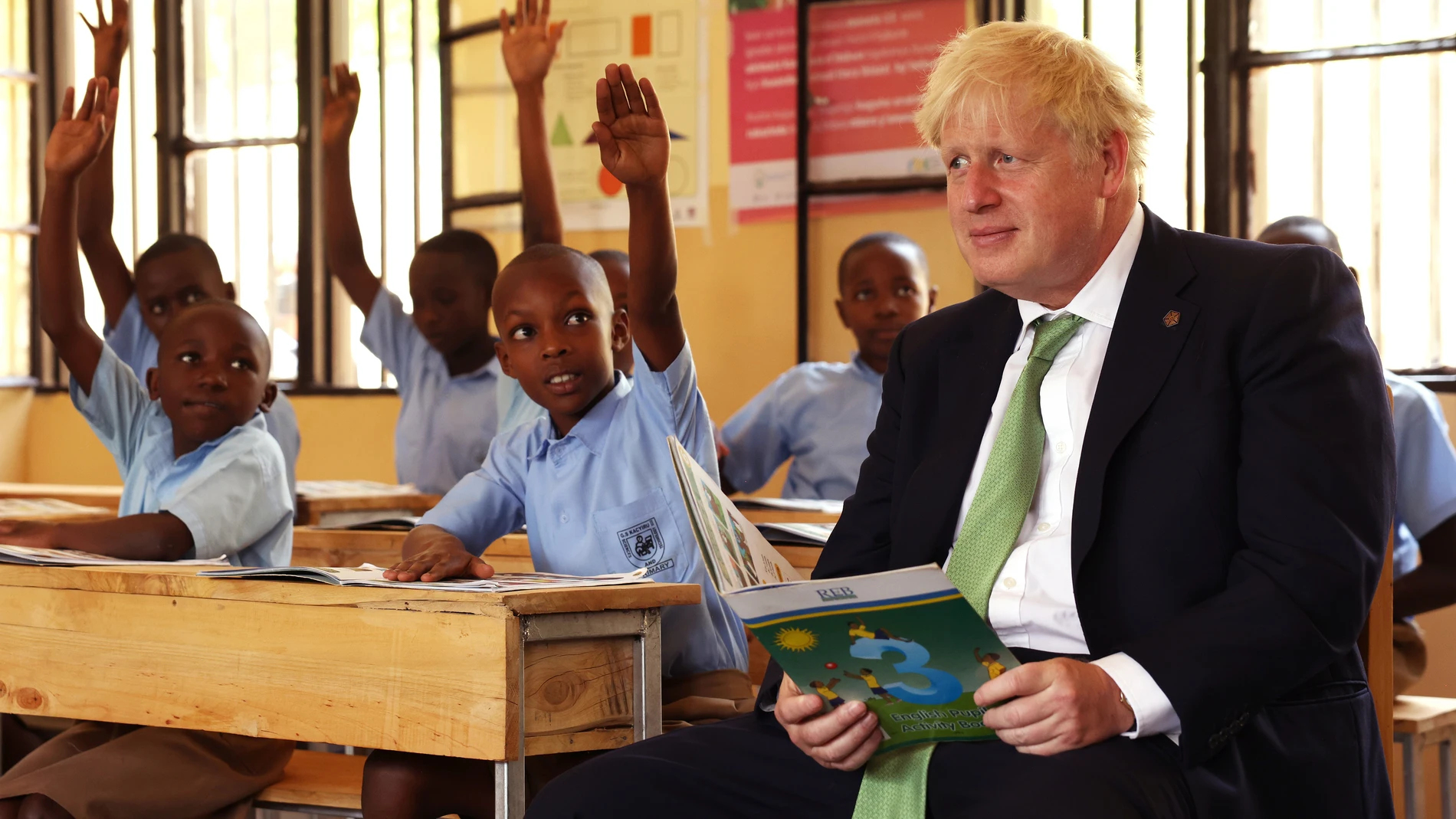 El primer ministro, Boris Johnson, atiende a una clase durante su visita a Kigali, Ruanda