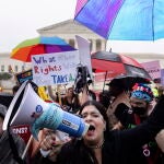 Manifestantes pro vida gritan en frente de los partidarios del aborto en las puertas del Tribunal Supremo de EE UU