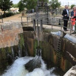 El secretario de Estado de Medio Ambiente, Hugo Morán (D); y la presidenta de la Confederación Hidrográfica del Duero (CHD), Cristina Danés, entre otros, en la presentación en Frómista (Palencia) de la Estrategia del Canal de Castilla
