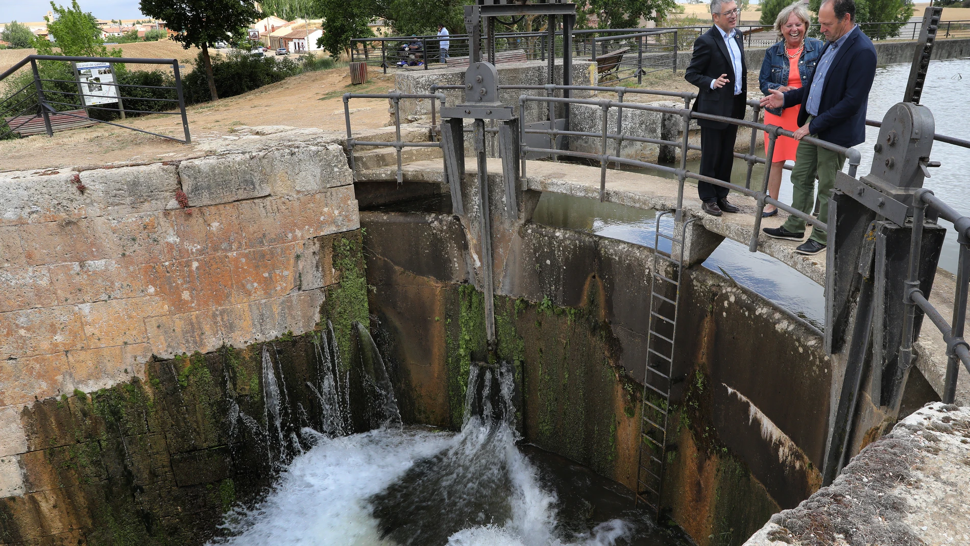 El secretario de Estado de Medio Ambiente, Hugo Morán (D); y la presidenta de la Confederación Hidrográfica del Duero (CHD), Cristina Danés, entre otros, en la presentación en Frómista (Palencia) de la Estrategia del Canal de Castilla