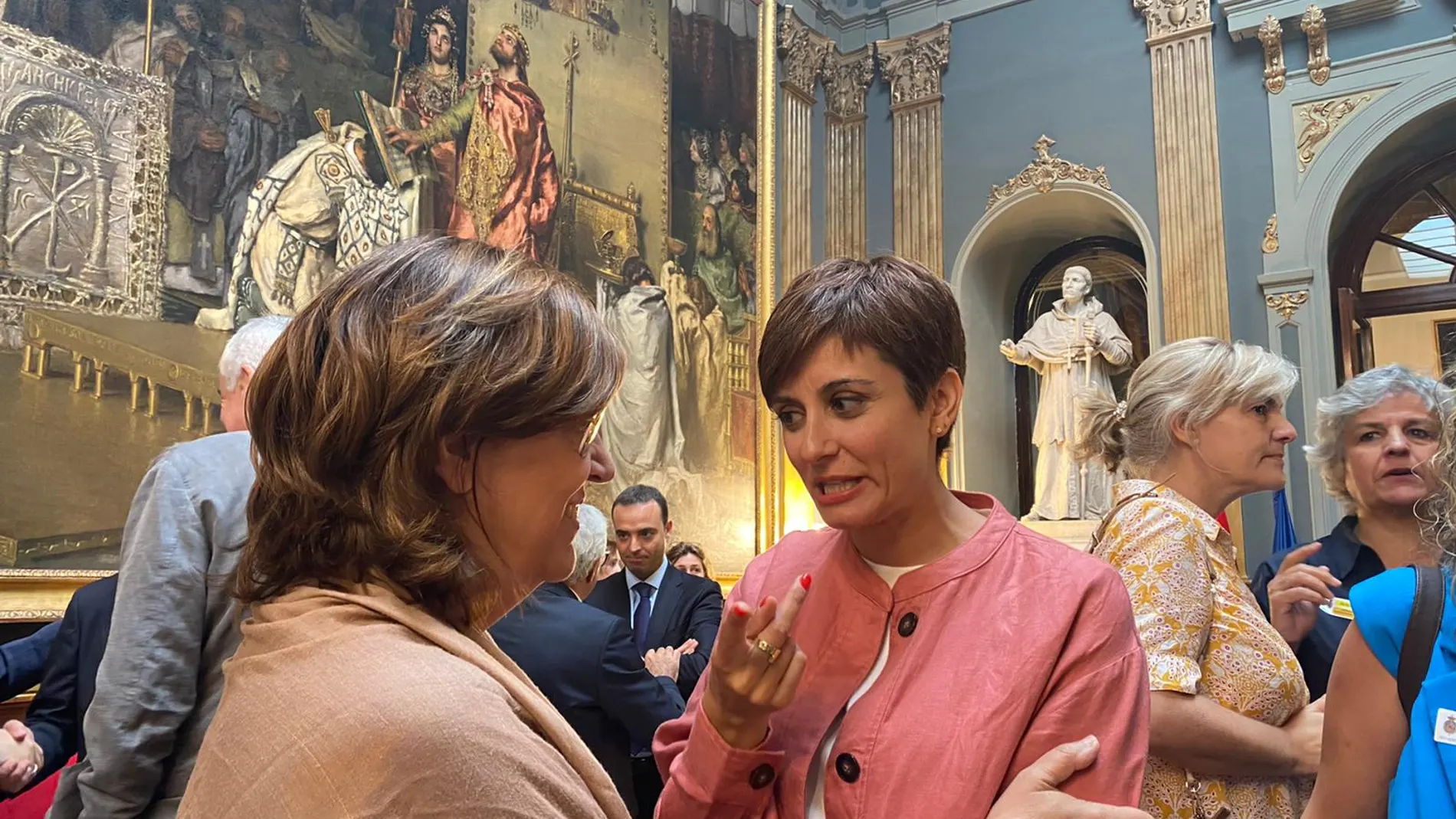 La presidenta de la Diputación de Palencia, Ángeles Armisén, saluda a la ministra de Política Territorial y portavoz del Gobierno, Isabel Rodríguez, antes de la jornada en el Senado