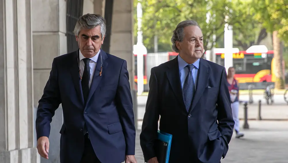 Tomás Pérez-Sauquillo (a la derecha) entra en la Audiencia Provincial de Sevilla acompañado de su abogado