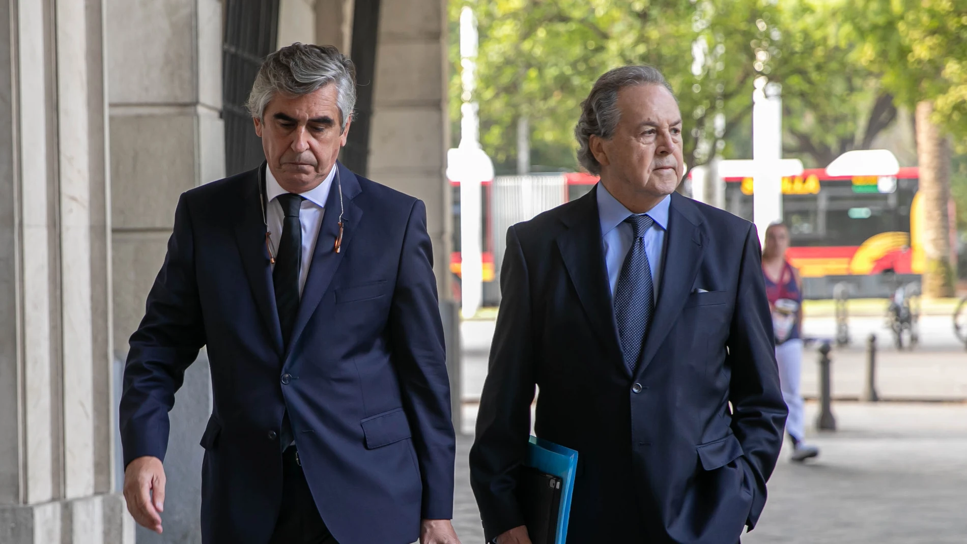 Tomás Pérez-Sauquillo (a la derecha) entra en la Audiencia Provincial de Sevilla acompañado de su abogado