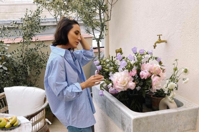 Tamara Falcó con camisa y vaqueros.
