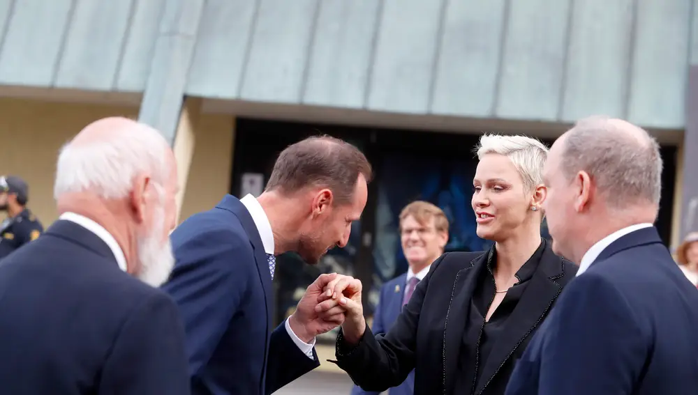 Haakon de Noruega saluda a la princesa Charlene