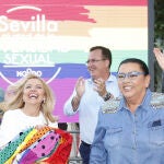María del Monte, junto a su pareja, en el pregón de las fiestas del Orgullo LGBTIQ+ de Sevilla