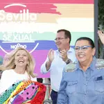 María del Monte, junto a su pareja, en el pregón de las fiestas del Orgullo LGBTIQ+ de Sevilla