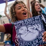 Activistas antiaborto protestan a las afueras del Tribunal Supremo de Estados Unidos