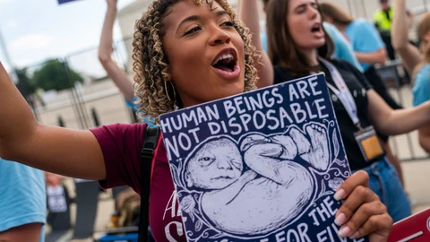 Activistas antiaborto protestan a las afueras del Tribunal Supremo de Estados Unidos