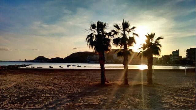 Imagen de la playa de la Almadraba de Alicante