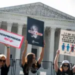 Abortion rights activists and anti-abortion activists rally at the Supreme Court