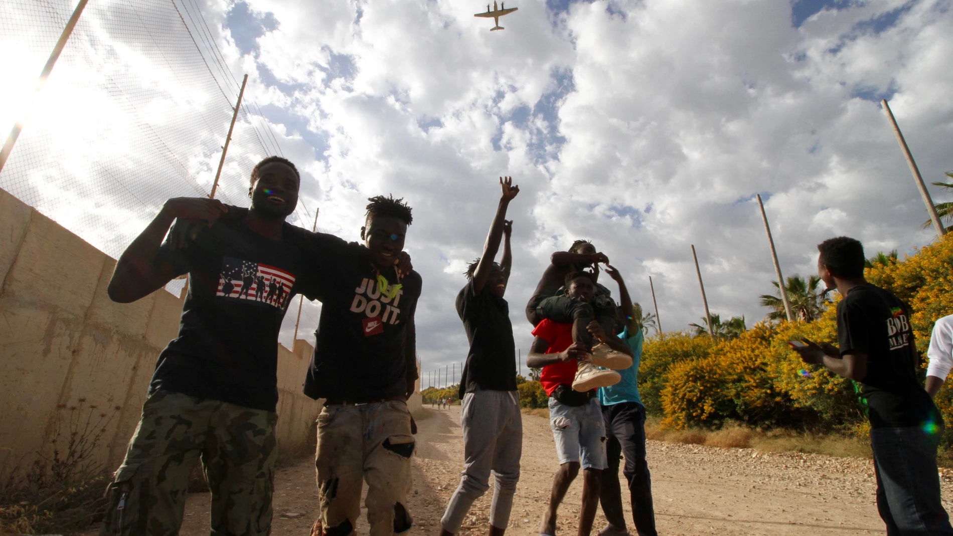 Un grupo de migrantes se dirige al Centro Temporal de Inmigrantes (CETI), mientras celebran el salto de la valla de Melilla, a 24 de junio de 2022, en Melilla