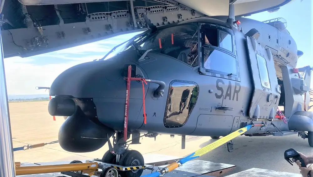 Así ha sido introducido el helicóptero NH-90 en el interior del A-400M del Ejército del Aire