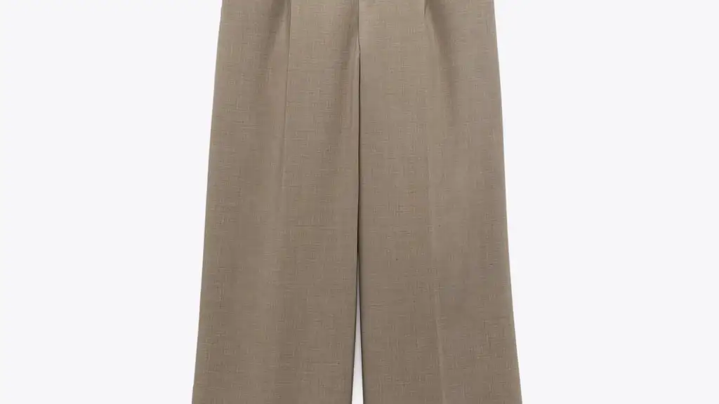 Pantalón full lenght cintura asimétrica, de Zara