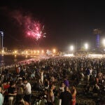 Fuegos artificiales durante la tradicional verbena de Sant Joan