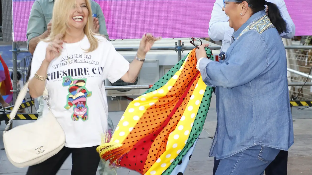 María del Monte, junto a su pareja, en el pregón de las fiestas del Orgullo LGBTIQ+ de Sevilla