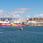 Panorámica del puerto de Tarifa y el Castillo de Guzmán el Bueno desde el mar