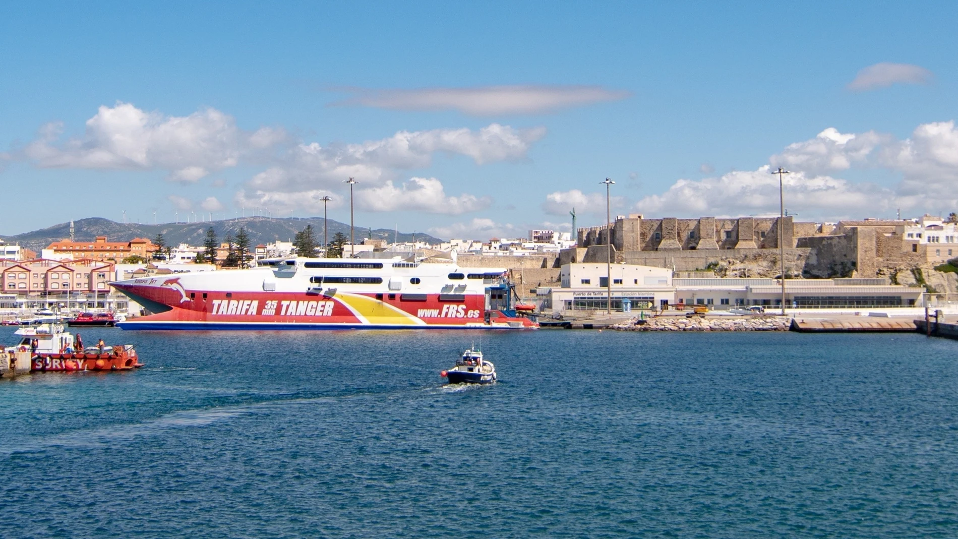 Panorámica del puerto de Tarifa y el Castillo de Guzmán el Bueno desde el mar