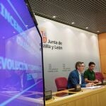 El director general de Patrimonio Natural y Política Forestal, José Ángel Arranz, acompañado por Enrique Rey y Ángel Sánchez, técnicos del operativo, informa sobre el incendio forestal de la Sierra de la Culebra