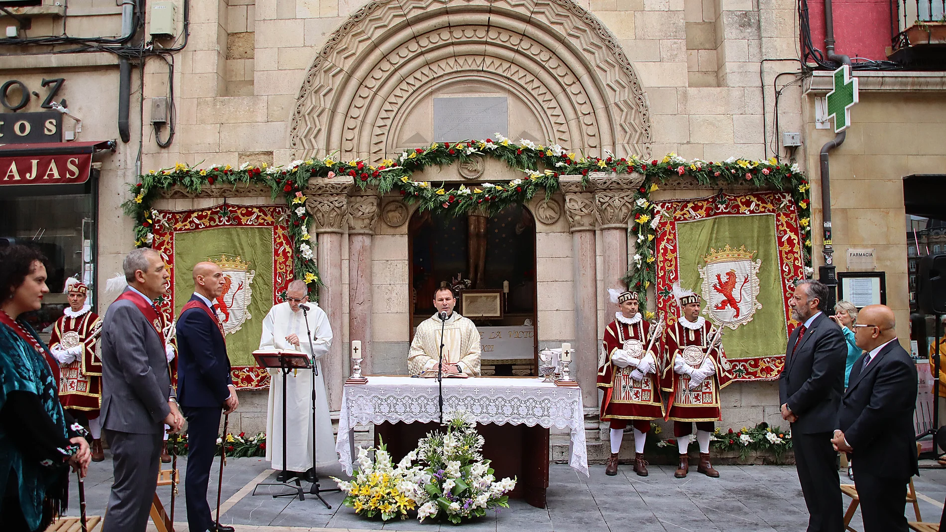 El alcalde de León, José Antonio Diez y el presidente de las Cortes, Carlos Pollán, entre otras autoridades asisten a la tradicional misa de San Juan