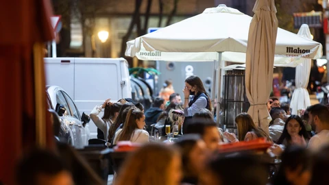 Una camarera atendiendo una mesa de una terraza en un restaurante en Madrid