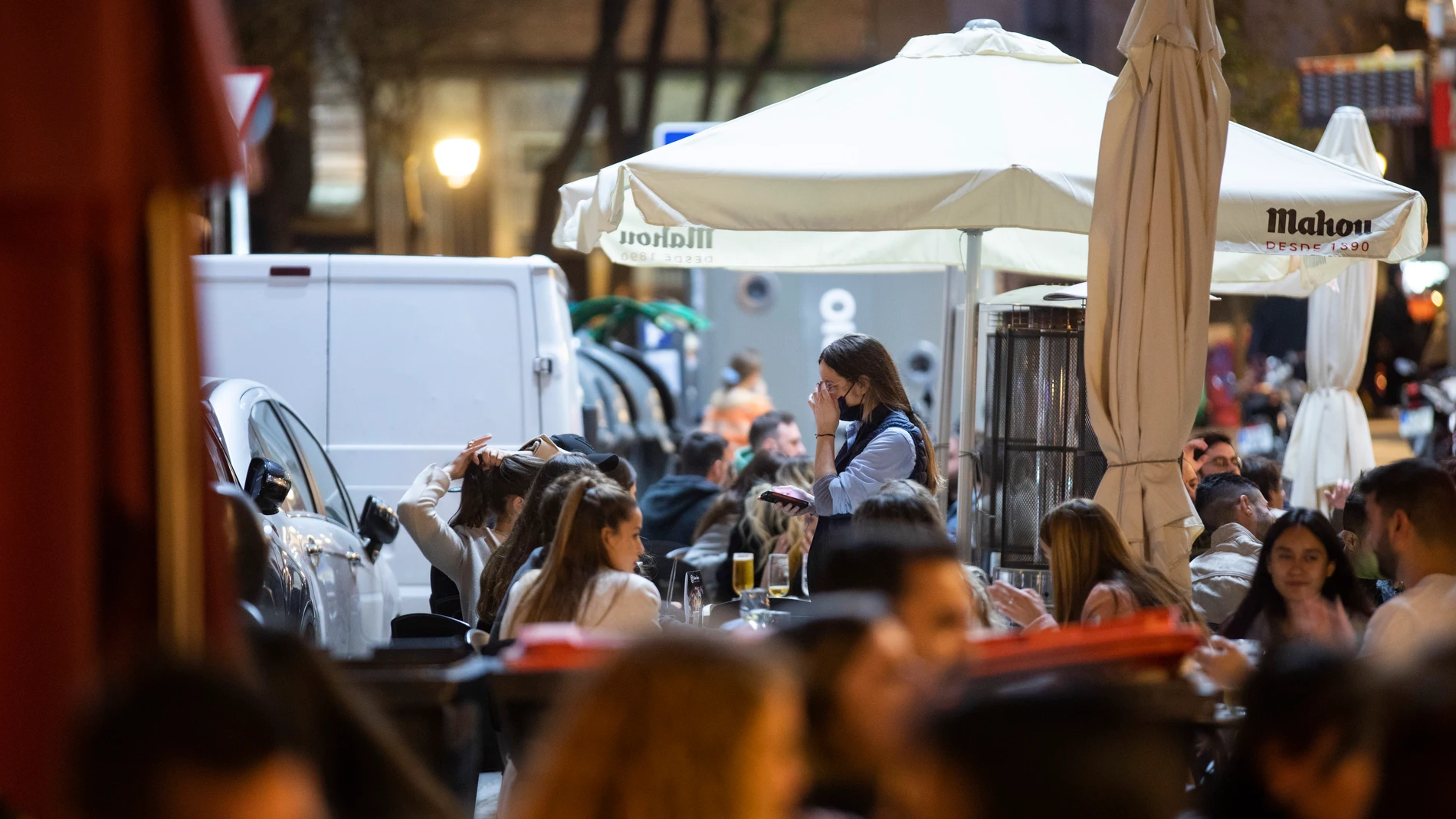 Una camarera atendiendo una mesa de una terraza en un restaurante en Madrid