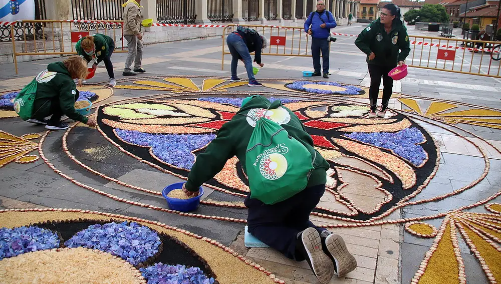 León exhibe una alfombra floral con motivo de las fiestas patronales