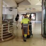 Imagen de una de las empleadas del servicio de limpieza en Metrovalencia