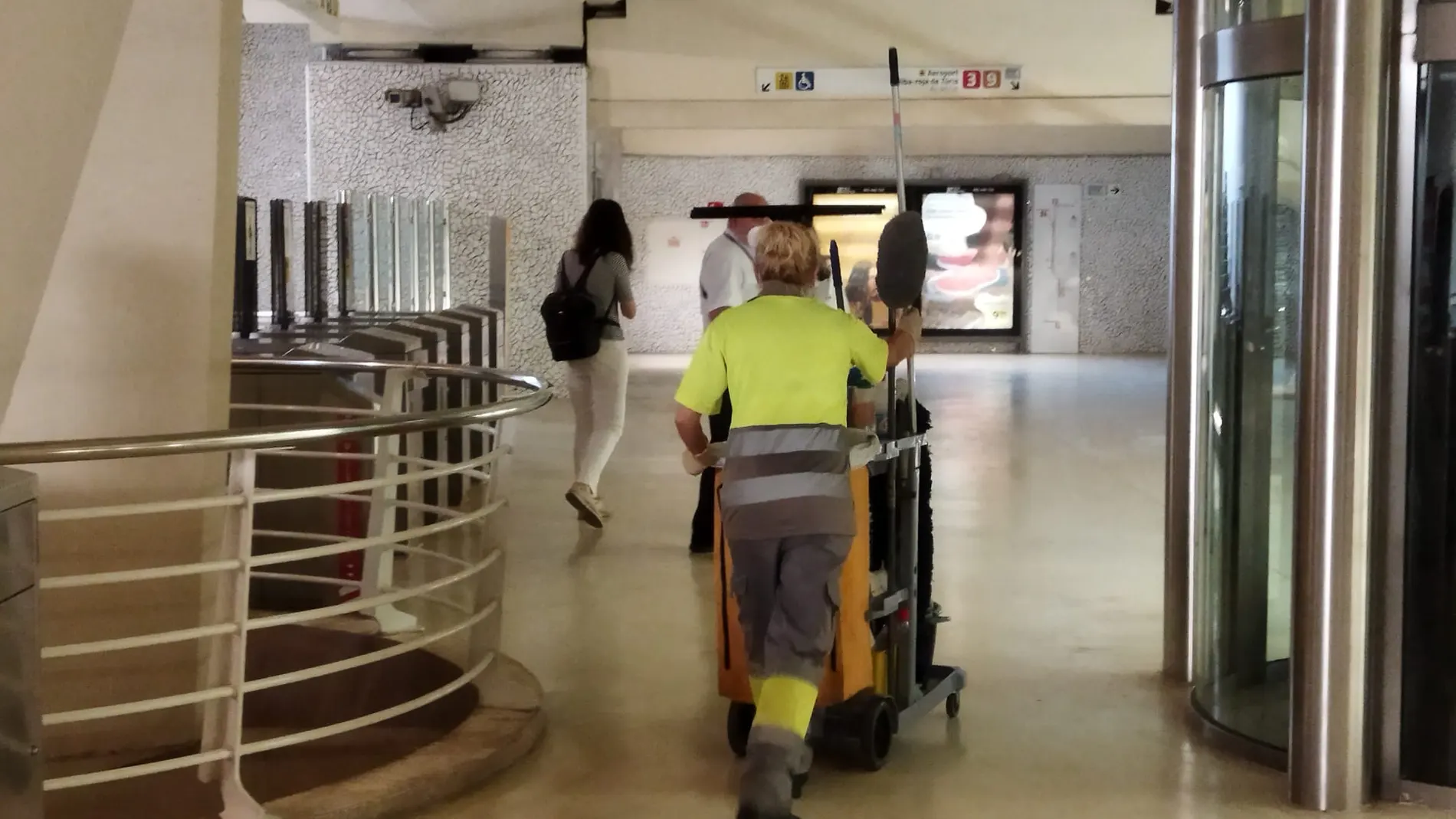 Imagen de una de las empleadas del servicio de limpieza en Metrovalencia