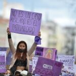 Una joven con un cartel en una manifestación estudiantil feminista por el 8M, Día Internacional de la Mujer, en la Puerta del Sol.