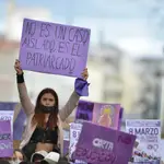 Una joven con un cartel en una manifestación estudiantil feminista por el 8M, Día Internacional de la Mujer, en la Puerta del Sol.