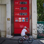 Paneles informáticos donde se informa de los precios de los carburantes en una estación de servicio de Madrid