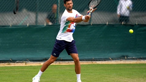 Novak Djokovic entrenando en Wimbledon
