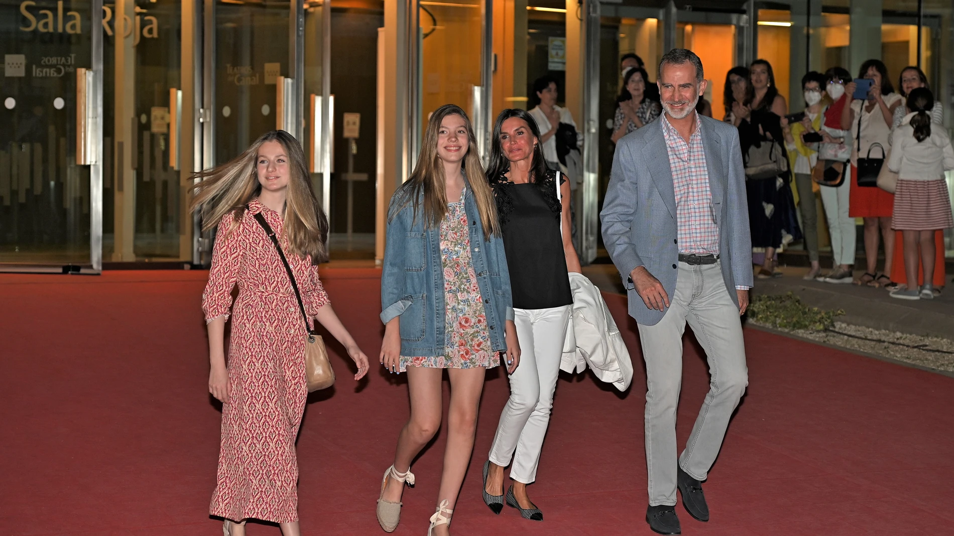Los Reyes y las Infantas salen del Teatro Canal tras disfrutar de la obra de María Pages 25/06/2022