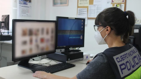 Miembro de la Policía Nacional investiga un caso de difusión de pornografía infantil por internet