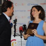 La presidenta de la Comunidad de Madrid, Isabel Díaz Ayuso, recibe una placa de reconocimiento de parte del vicepresidente de la Cámara de Comercio España-Estados Unidos, José María Lacasa, durante un evento en Miami, Florida (EE.UU).