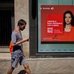 Una oficina del Banco Santander con publicidad de hipotecas en su fachada