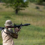 Combatientes del Ejército Azov mientras trasladan cohetes antitanques RPG durante un entrenamiento, en las afueras de Járkov (Ucrania).