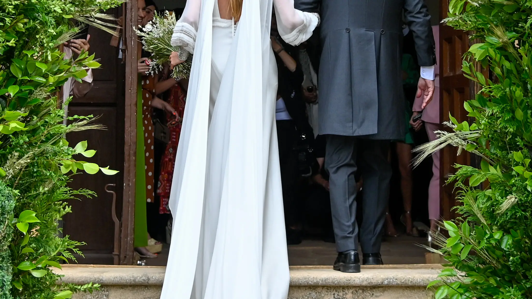 Lucía Pombo entrando a la iglesia.