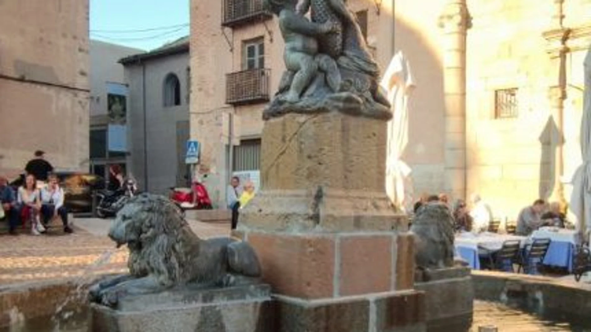 El agua vuelve a correr en la Plaza de San Martín de Segovia