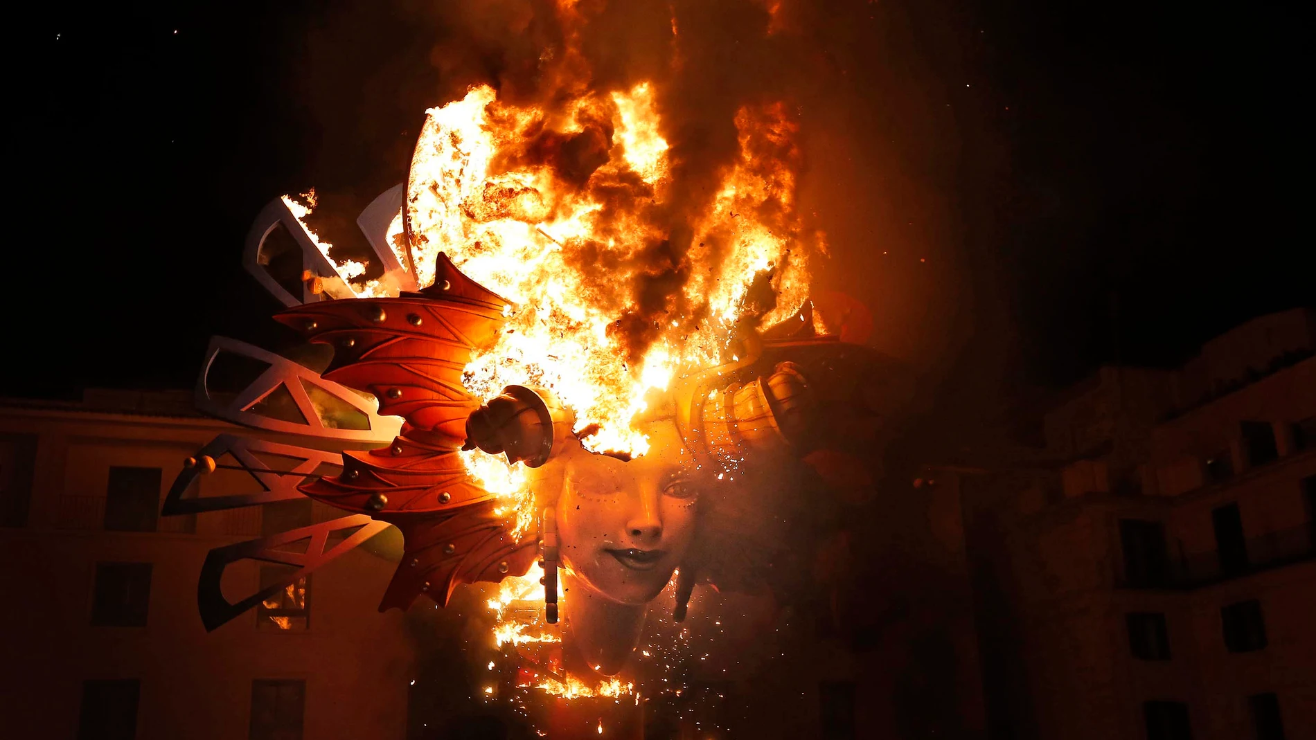 Un momento de la Cremá de la Hoguera oficial del Ayuntamiento, ayer viernes en Alicante tras las fiestas de San Juan