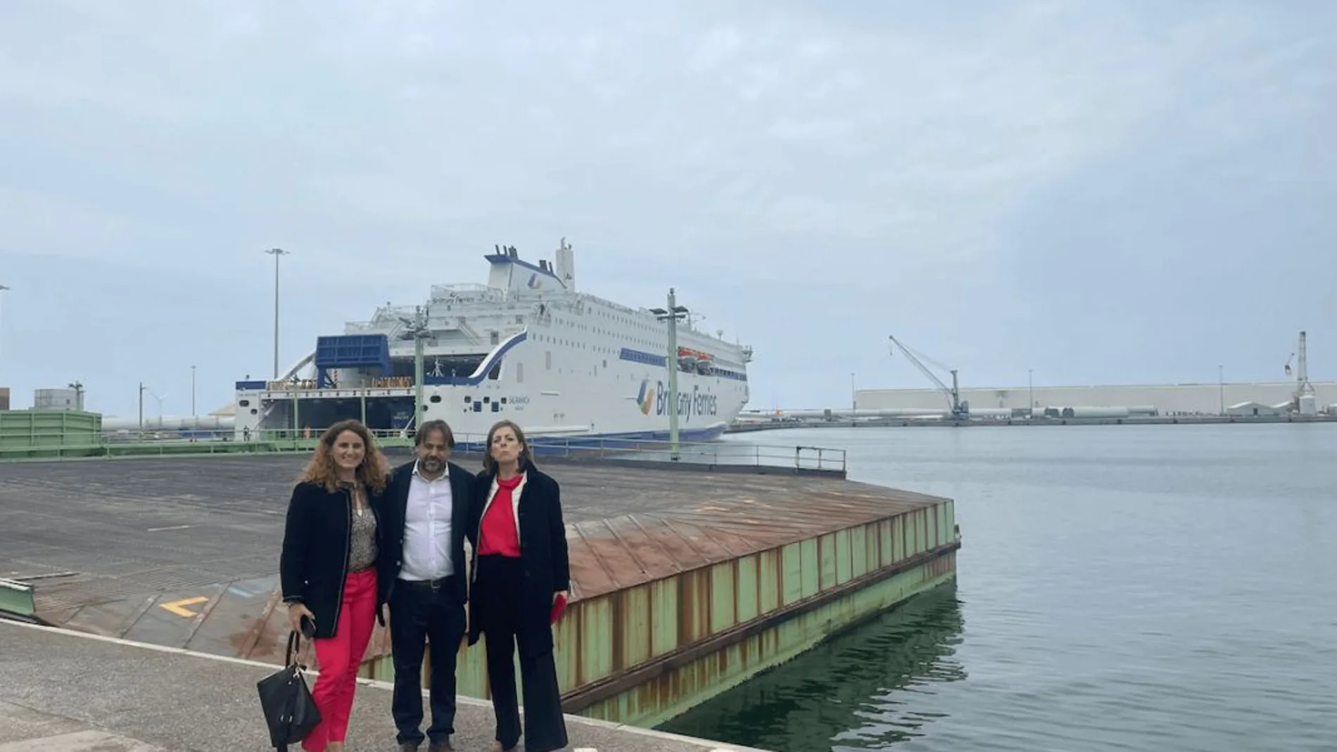 El concejal Fernando Castaño, con el buque al fondo