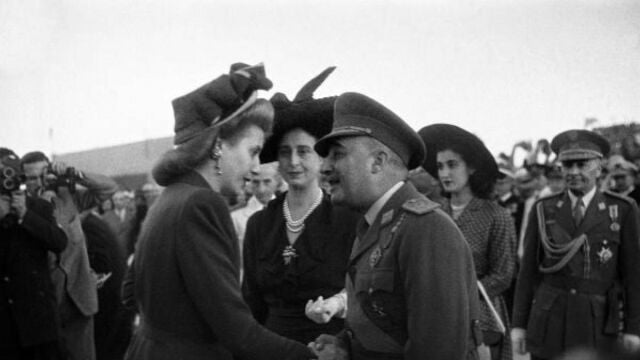 Franco y Carmen Polo saludan a Eva Perón a su llegada al Aeropuerto de Barajas