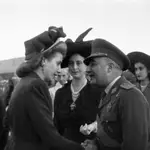 Franco y Carmen Polo saludan a Eva Perón a su llegada al Aeropuerto de Barajas