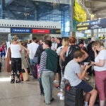 Largas colas ante el mostrador de Ryanair en el Aeropuerto de Málaga-Costa del Sol