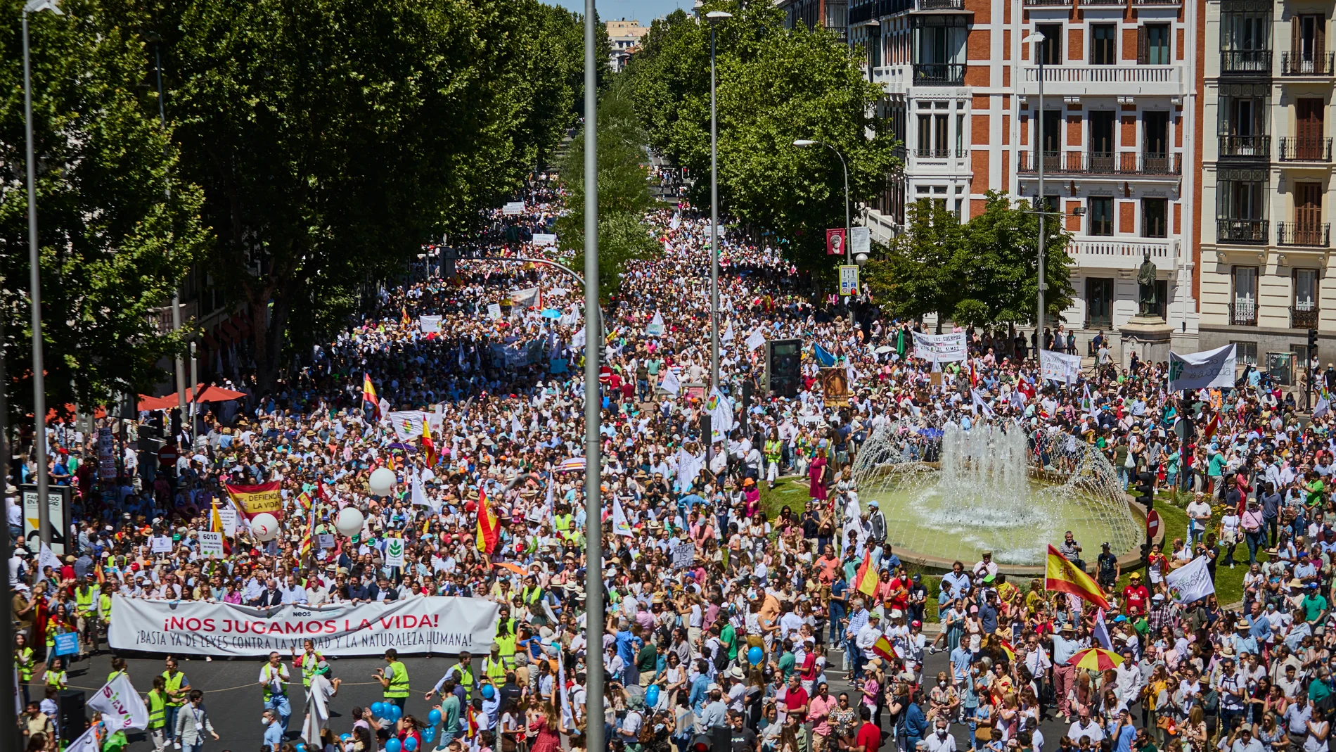 Plano general del ambiente el pasado domingo a su paso por la Plaza de Alonso Martínez durante la manifestación en defensa de la Vida y la Verdad en Madrid