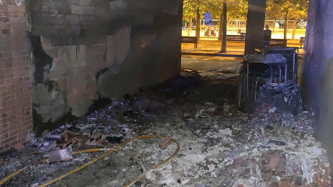 Incendio en el pasaje que une la calle Neptuno con la plaza de la Solidaridad