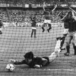 Arconada no puede evitar el gol de Platini en la final de la Eurocopa del 84